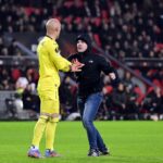Scene șocante în PSV – Sevilla! Portarul oaspeților a pus la pământ un fan care a încercat să-l atace