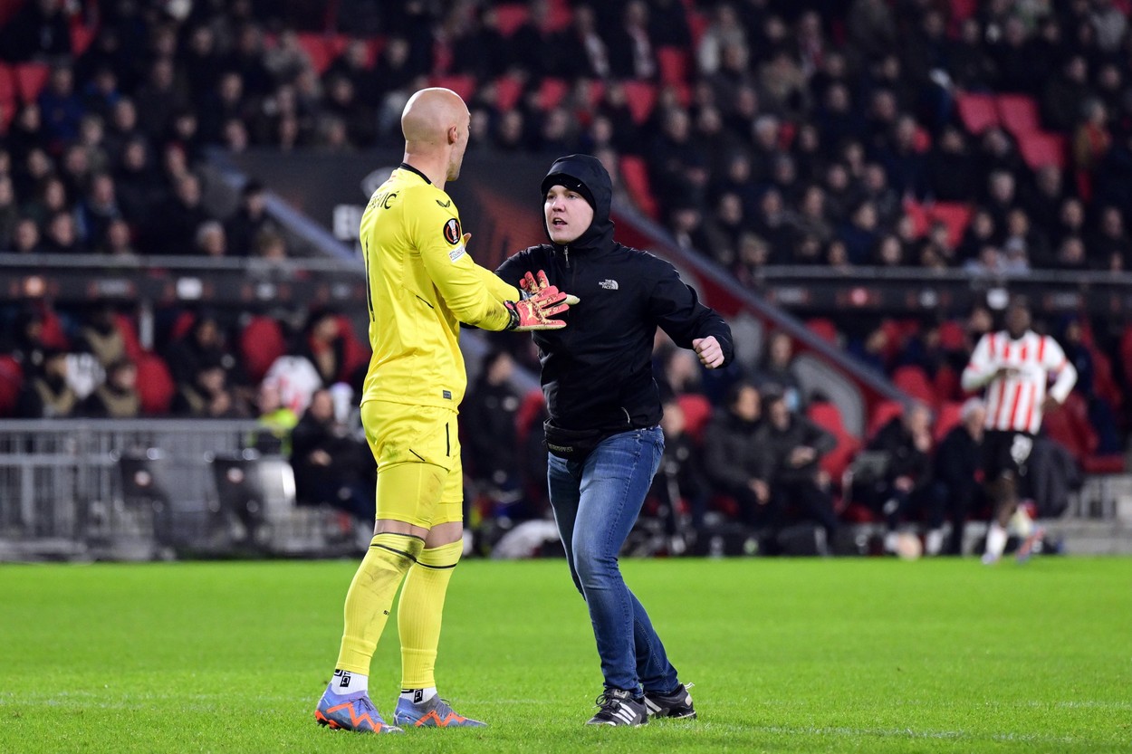 Scene șocante în PSV – Sevilla! Portarul oaspeților a pus la pământ un fan care a încercat să-l atace