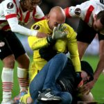 Scene șocante în PSV – Sevilla! Portarul oaspeților a pus la pământ un fan care a încercat să-l atace