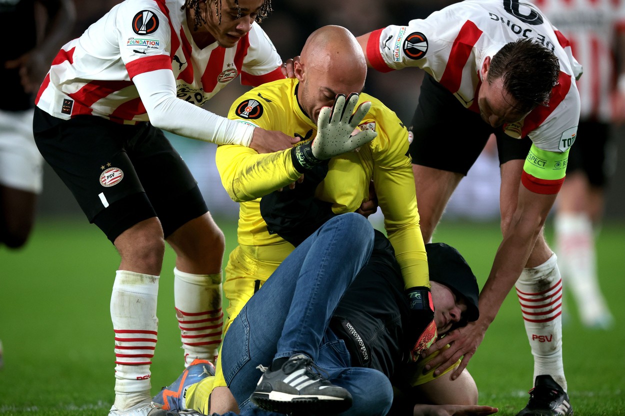 Scene șocante în PSV – Sevilla! Portarul oaspeților a pus la pământ un fan care a încercat să-l atace