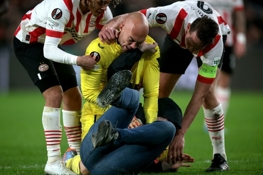 Scene șocante în PSV – Sevilla! Portarul oaspeților a pus la pământ un fan care a încercat să-l atace