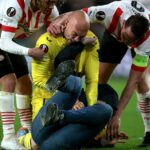 Scene șocante în PSV – Sevilla! Portarul oaspeților a pus la pământ un fan care a încercat să-l atace