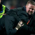 Scene șocante în PSV – Sevilla! Portarul oaspeților a pus la pământ un fan care a încercat să-l atace