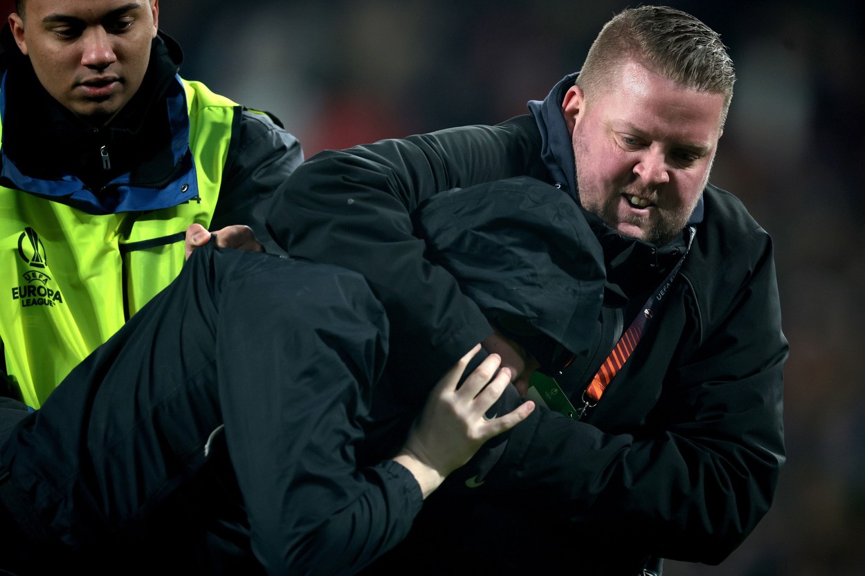 Scene șocante în PSV – Sevilla! Portarul oaspeților a pus la pământ un fan care a încercat să-l atace