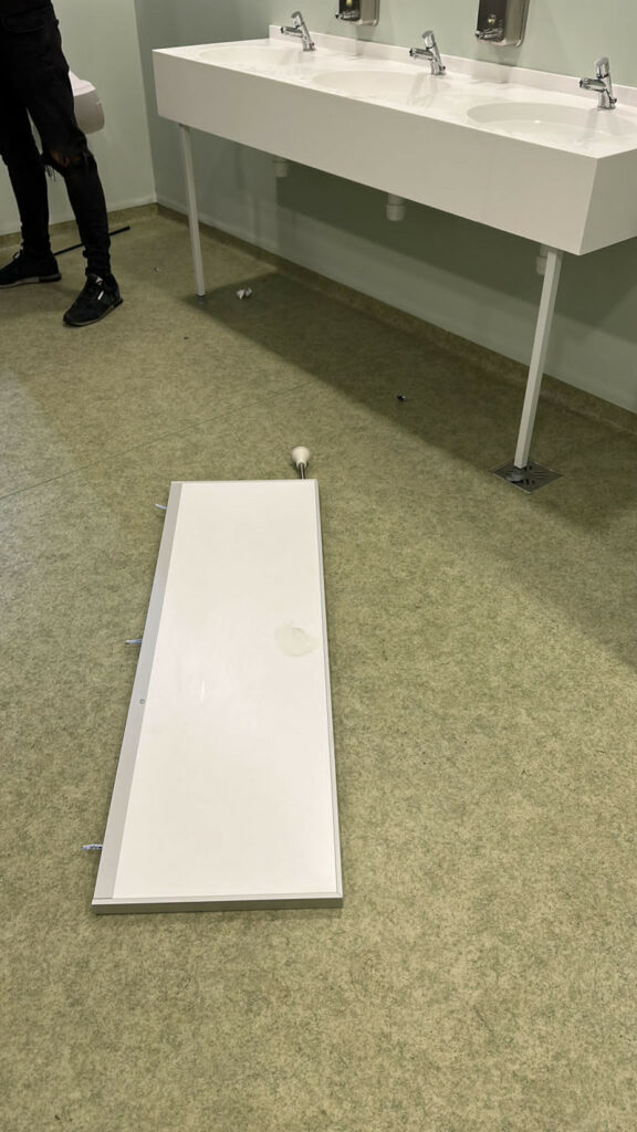 Fanii FCSB-ului au lăsat prăpăd în urma lor, după victoria cu Sepsi! Imagini scandaloase cu pagubele provocate