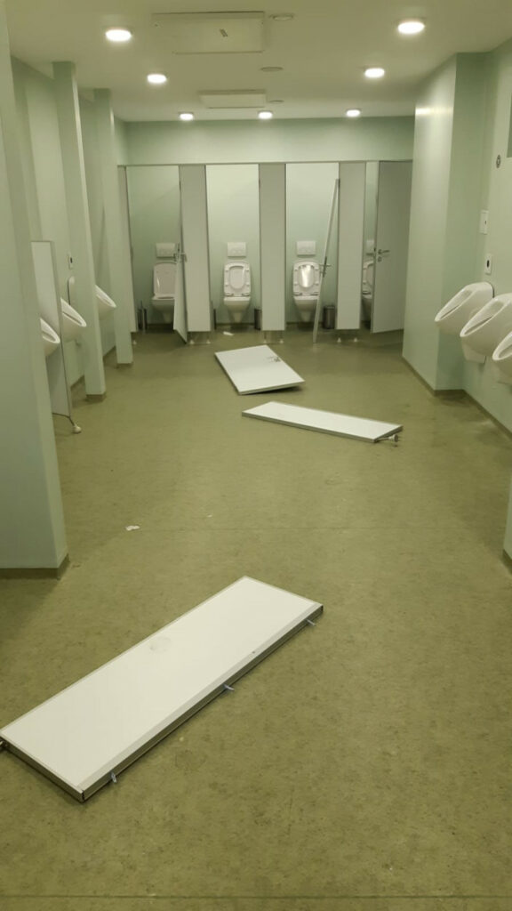 Fanii FCSB-ului au lăsat prăpăd în urma lor, după victoria cu Sepsi! Imagini scandaloase cu pagubele provocate