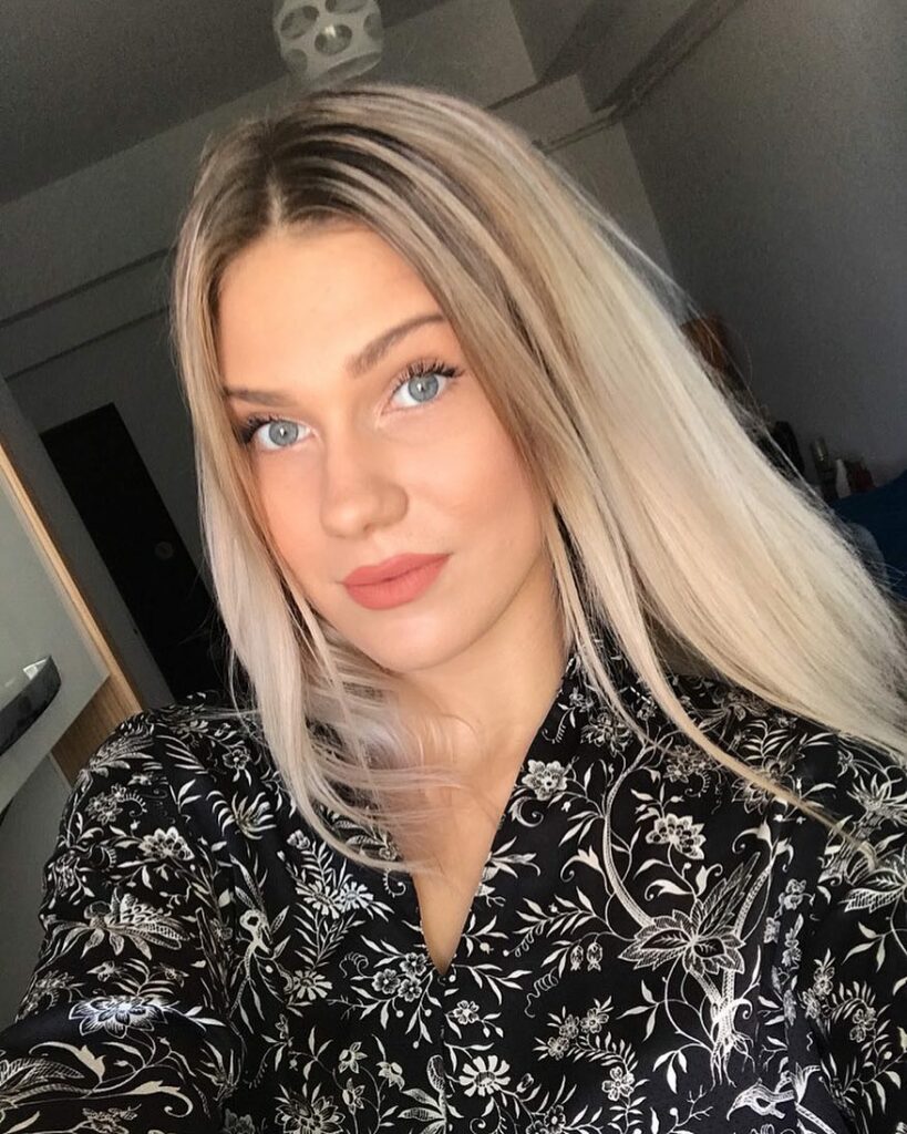 Instagram Adelina Ungureanu