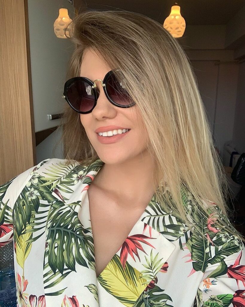 Instagram Adelina Ungureanu