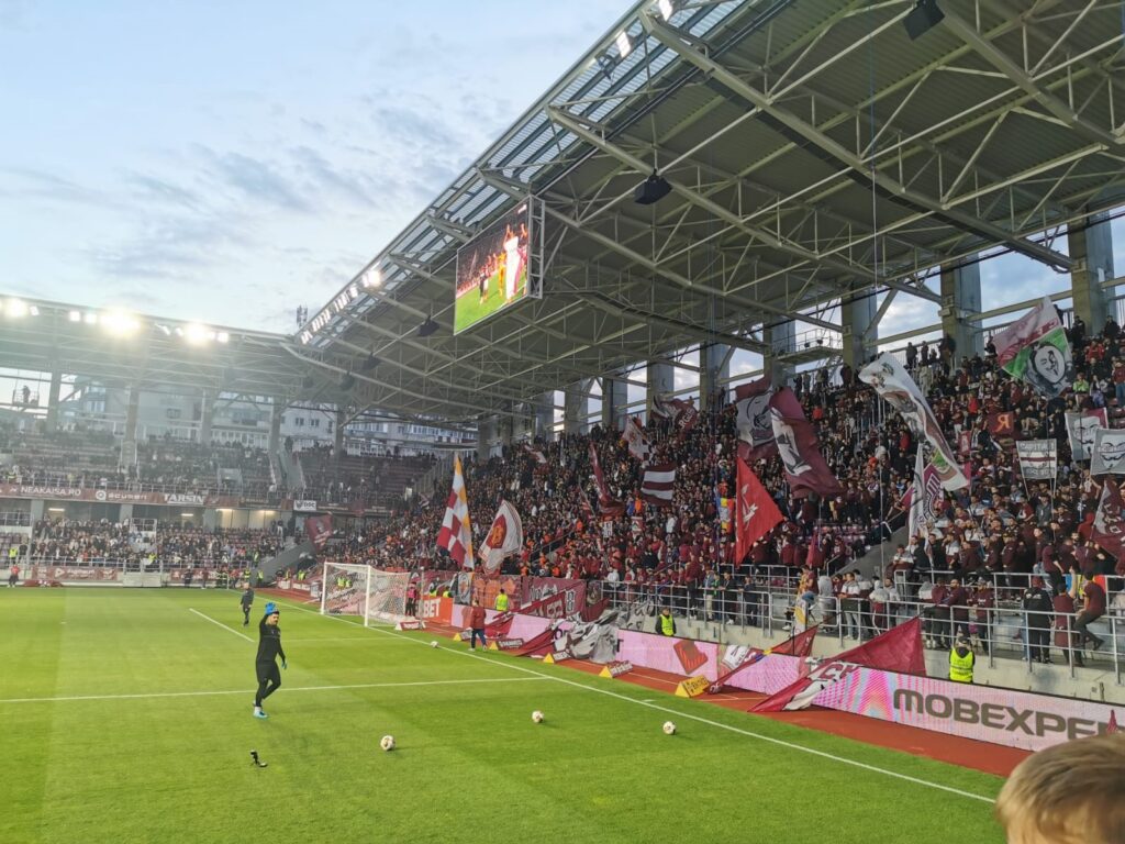 Imagini incredibile înainte de Rapid – FCSB! Fanii roş-albaştrilor, izolaţi de rapidişti cu o pânză albă