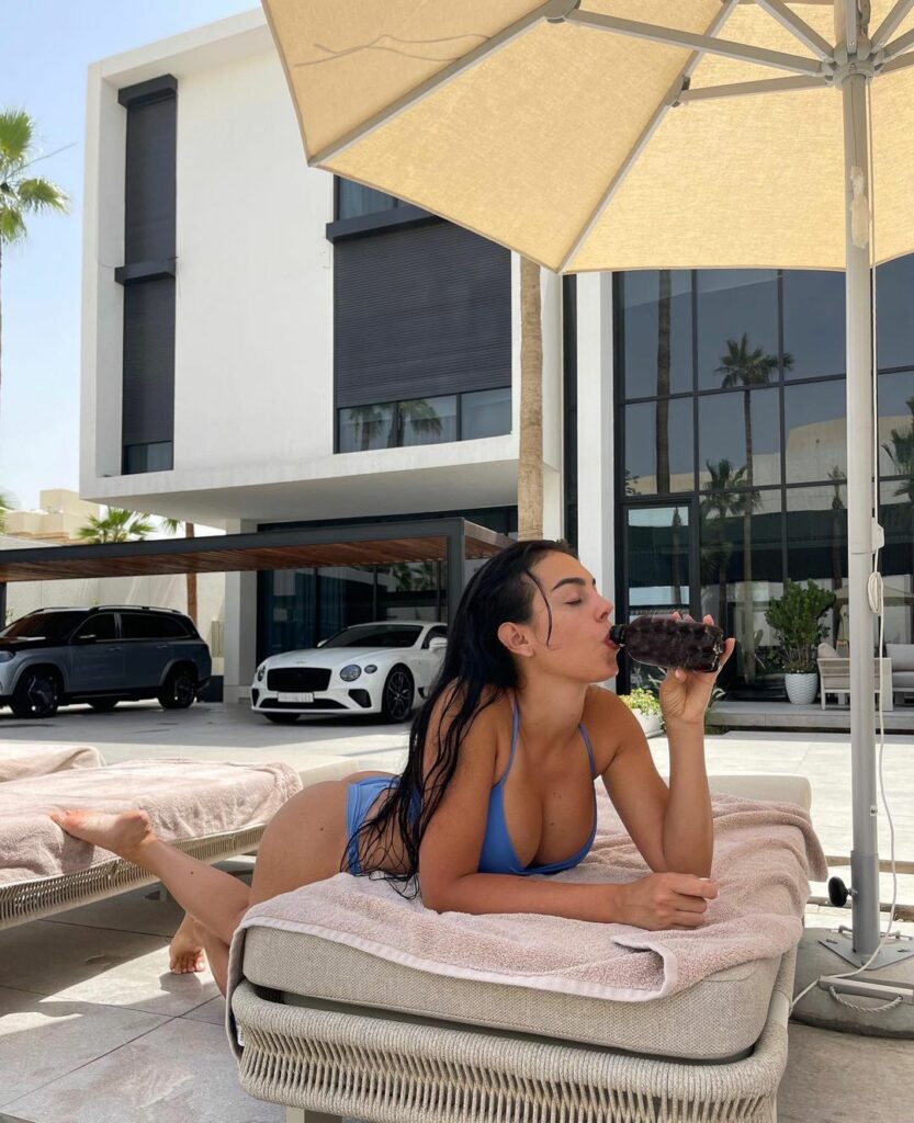 Georgina Rodriguez, apariţie răvăşitoare la piscină. Iubita lui Cristiano Ronaldo şi-a dat fanii peste cap!