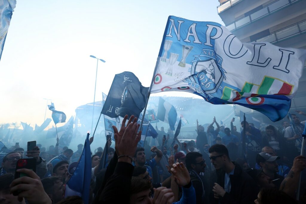 Sărbătoare la Napoli, după câştigarea titlului aşteptat de 33 de ani. Cum au trăit meciul cu Udinese cei 55.000 de fani prezenţi pe stadionul „Diego Armando Maradona”