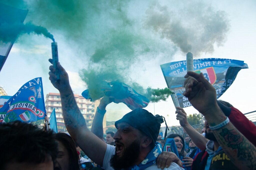 Sărbătoare la Napoli, după câştigarea titlului aşteptat de 33 de ani. Cum au trăit meciul cu Udinese cei 55.000 de fani prezenţi pe stadionul „Diego Armando Maradona”