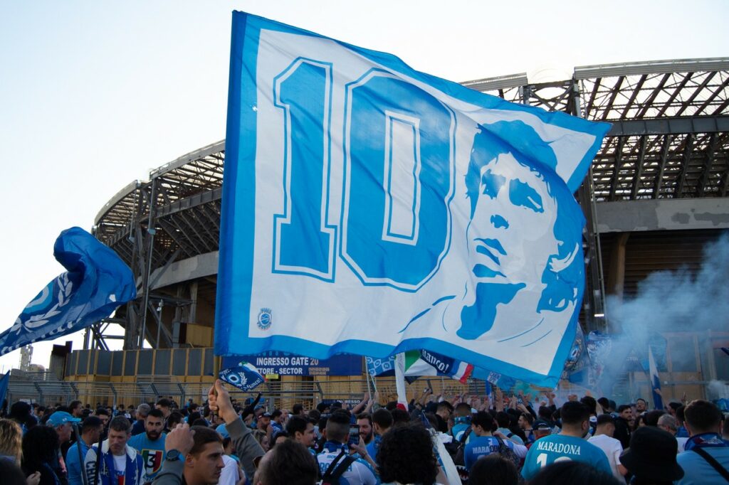 Sărbătoare la Napoli, după câştigarea titlului aşteptat de 33 de ani. Cum au trăit meciul cu Udinese cei 55.000 de fani prezenţi pe stadionul „Diego Armando Maradona”