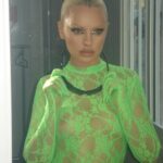 Alexandra Stan s-a filmat fără sutien şi le-a pus o întrebare fanilor! Ce a vrut să afle excentrica artistă