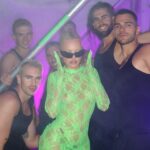 Alexandra Stan s-a filmat fără sutien şi le-a pus o întrebare fanilor! Ce a vrut să afle excentrica artistă