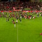 Fanii lui Dinamo au invadat terenul, după ce echipa a promovat! Imaginile bucuriei, după dubla cu FC Argeş
