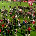 Fanii lui Dinamo au invadat terenul, după ce echipa a promovat