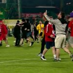Fanii lui Dinamo au invadat terenul, după ce echipa a promovat