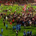 Fanii lui Dinamo au invadat terenul, după ce echipa a promovat