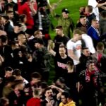 Fanii lui Dinamo au invadat terenul, după ce echipa a promovat