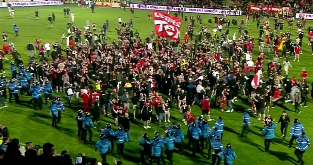 Fanii lui Dinamo au invadat terenul, după ce echipa a promovat