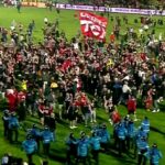 Fanii lui Dinamo au invadat terenul, după ce echipa a promovat