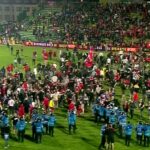 Fanii lui Dinamo au invadat terenul, după ce echipa a promovat