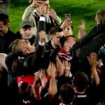 Fanii lui Dinamo au invadat terenul, după ce echipa a promovat