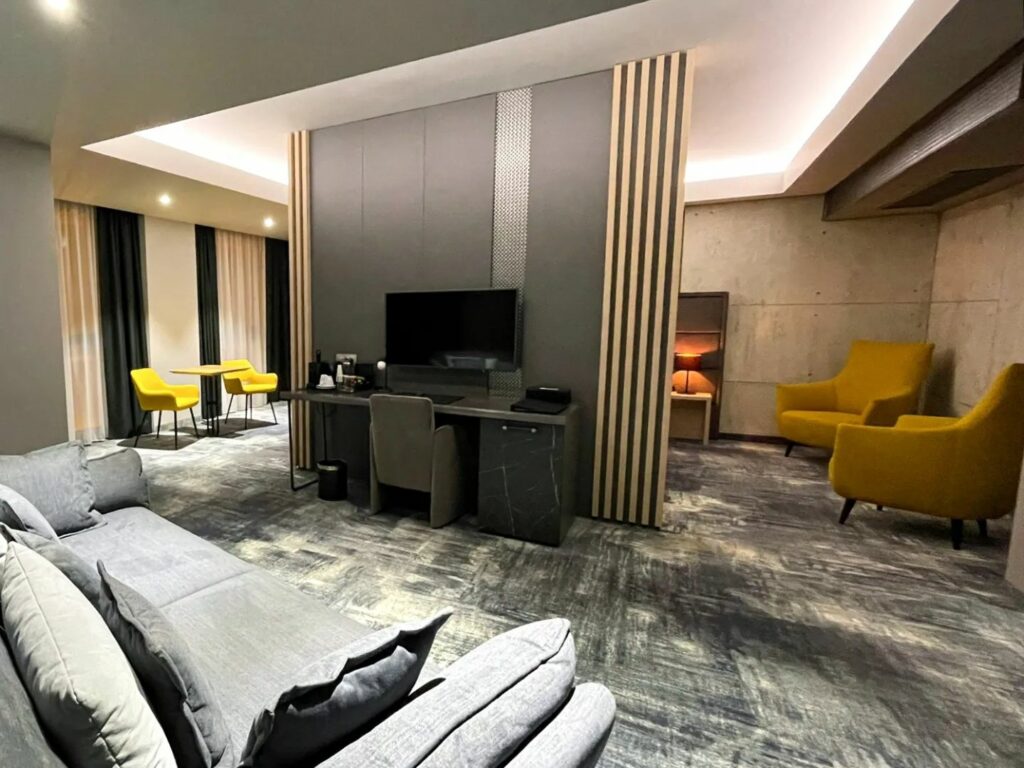 Din ce a putut face avere milionarul român de 32 de ani care construieşte un castel în România