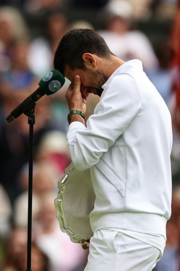 Momentul în care Novak Djokovic s-a prăbuşit emoţional, după finala pierdută la Wimbledon. „Nole” nu a mai rezistat!