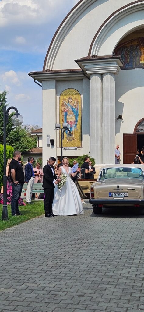 Sandra Izbaşa a îmbrăcat rochia de mireasă şi a fost dusă la altar de Răzvan Bănică. Imagini spectaculoase de la nuntă!