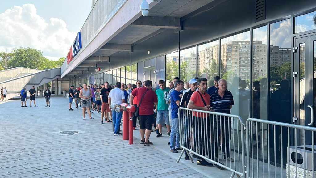 Cozi uriaşe la Stadionul Steaua. Fanii FCSB-ului încearcă să prindă ultimele bilete pentru meciul cu Norsjaelland