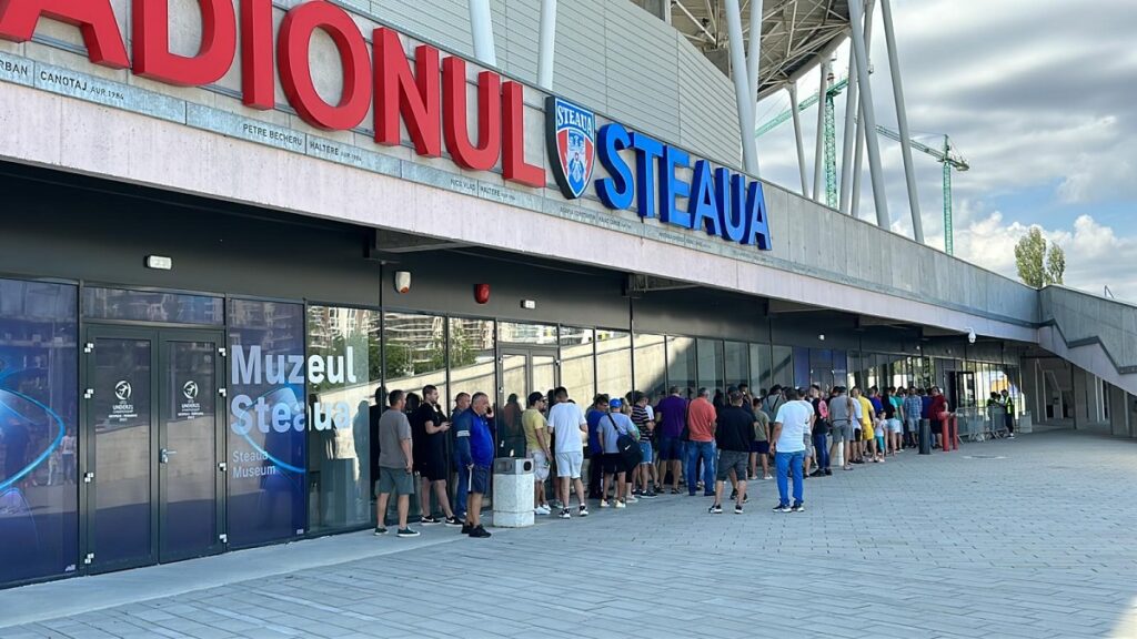 Cozi uriaşe la Stadionul Steaua