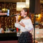 Cât de frumoasă este Alisa, nepoata lui Emeric Ienei. Tânăra întoarce toate privirile. Şi mama ei arată uimitor la 47 de ani