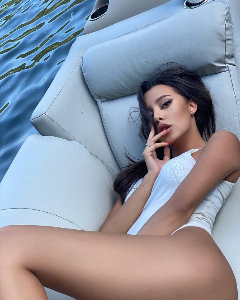 Miss România, apariție răvășitoare pe iahtul fiului unui milionar român. Puștiul de bani gata poartă un ceas de 250.000 de euro
