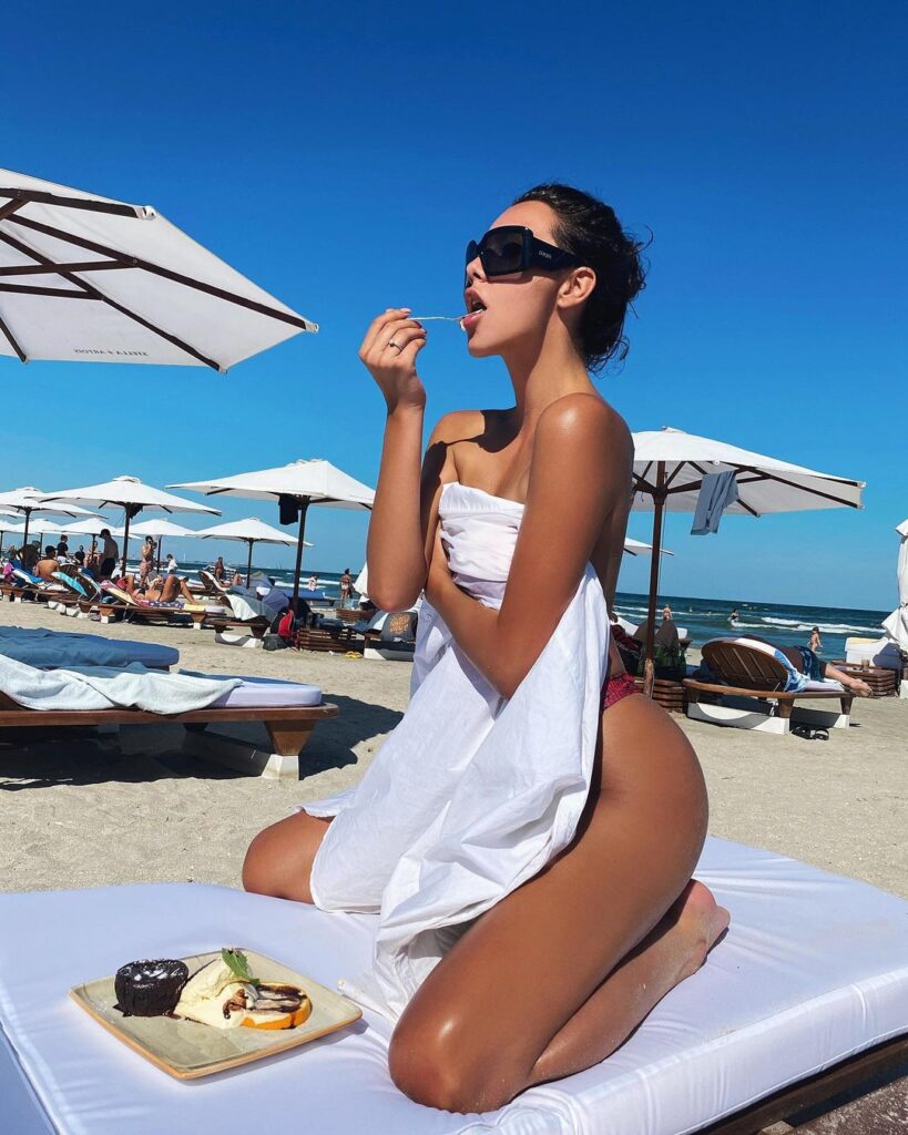 Miss România, apariție răvășitoare pe iahtul fiului unui milionar român. Puștiul de bani gata poartă un ceas de 250.000 de euro