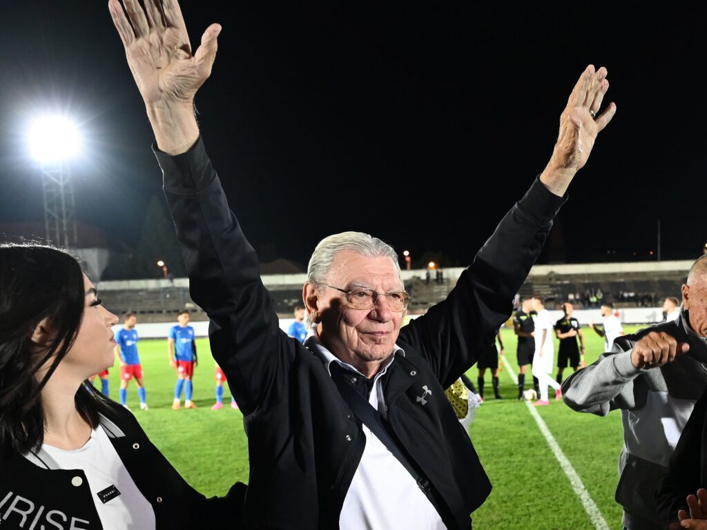Imagini emoţionante la FC Bihor – FCSB! Emeric Ienei a venit în baston să vadă meciul, la 86 de ani!