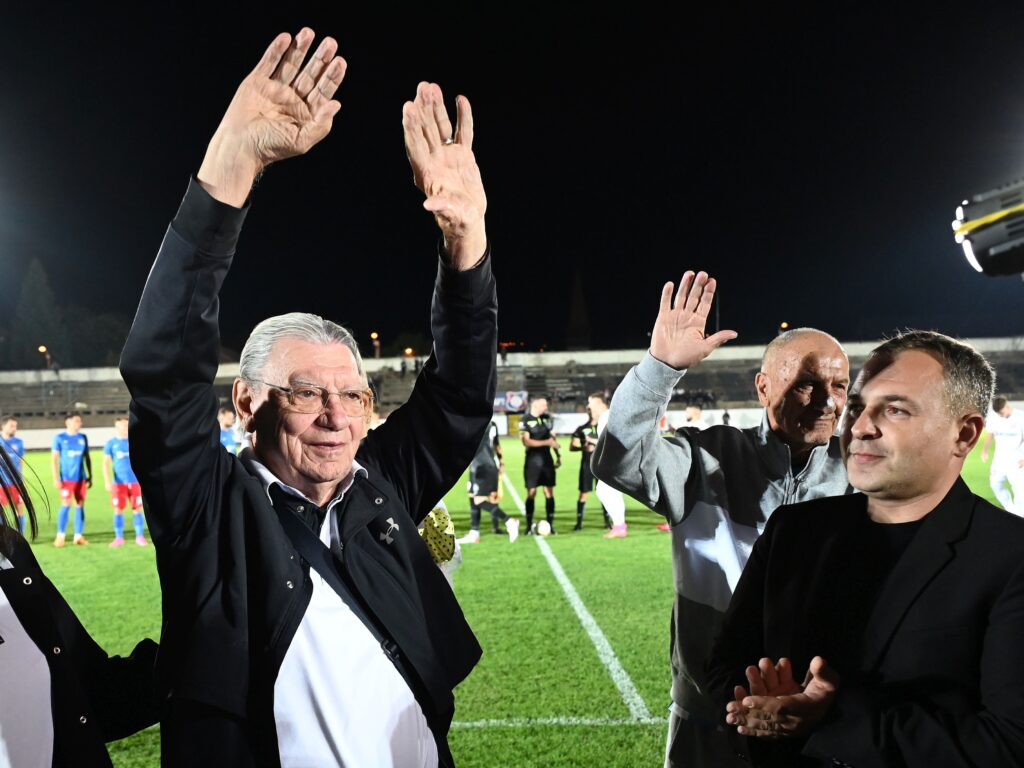 Imagini emoţionante la FC Bihor – FCSB! Emeric Ienei a venit în baston să vadă meciul, la 86 de ani!