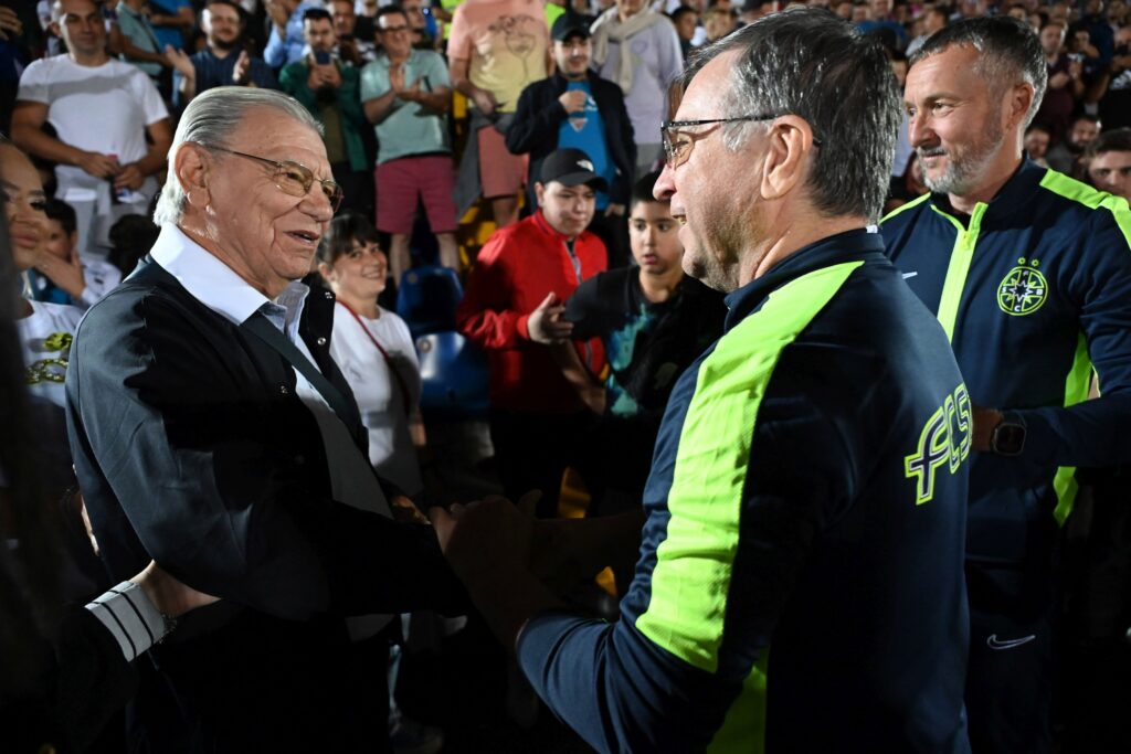 Imagini emoţionante la FC Bihor – FCSB! Emeric Ienei a venit în baston să vadă meciul, la 86 de ani!