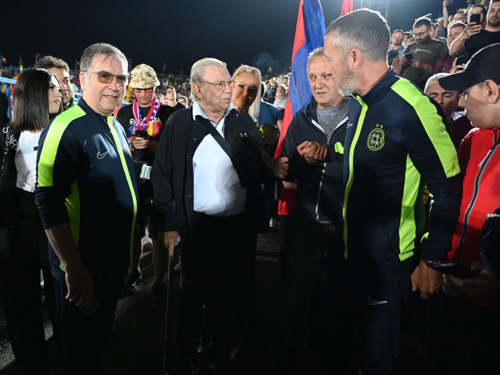 Imagini emoţionante la FC Bihor – FCSB! Emeric Ienei a venit în baston să vadă meciul, la 86 de ani!