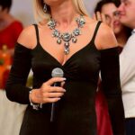 Cât de frumoasă este Alisa, nepoata lui Emeric Ienei. Tânăra întoarce toate privirile. Şi mama ei arată uimitor la 47 de ani