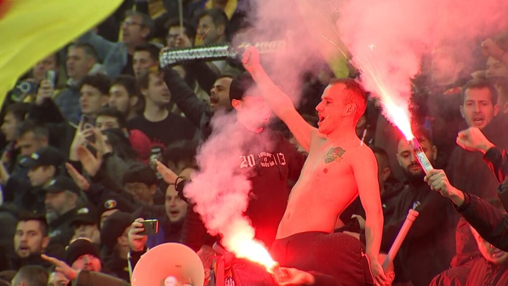 Imagine virală în tribunele Arenei Naţionale, la meciul România – Elveţia! Ce a putut avea tatuat un suporter în dreptul inimii!
