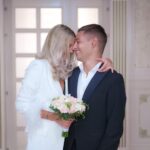 Românca de 26 de ani care face plajă pe terasa apartamentului şi i-a înnebunit pe vecini. Soţul ei câştigă 450.000 de euro pe an