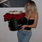 Românca de 26 de ani care face plajă pe terasa apartamentului şi i-a înnebunit pe vecini. Soţul ei câştigă 450.000 de euro pe an