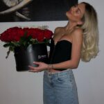 Românca de 26 de ani care face plajă pe terasa apartamentului şi i-a înnebunit pe vecini. Soţul ei câştigă 450.000 de euro pe an