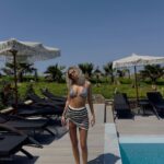 Românca de 26 de ani care face plajă pe terasa apartamentului şi i-a înnebunit pe vecini. Soţul ei câştigă 450.000 de euro pe an