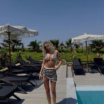 Românca de 26 de ani care face plajă pe terasa apartamentului şi i-a înnebunit pe vecini. Soţul ei câştigă 450.000 de euro pe an