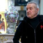 Gestul neaşteptat făcut de Gigi Becali atunci când oamenii l-au aşteptat la Palat pentru a le da bani de sărbători