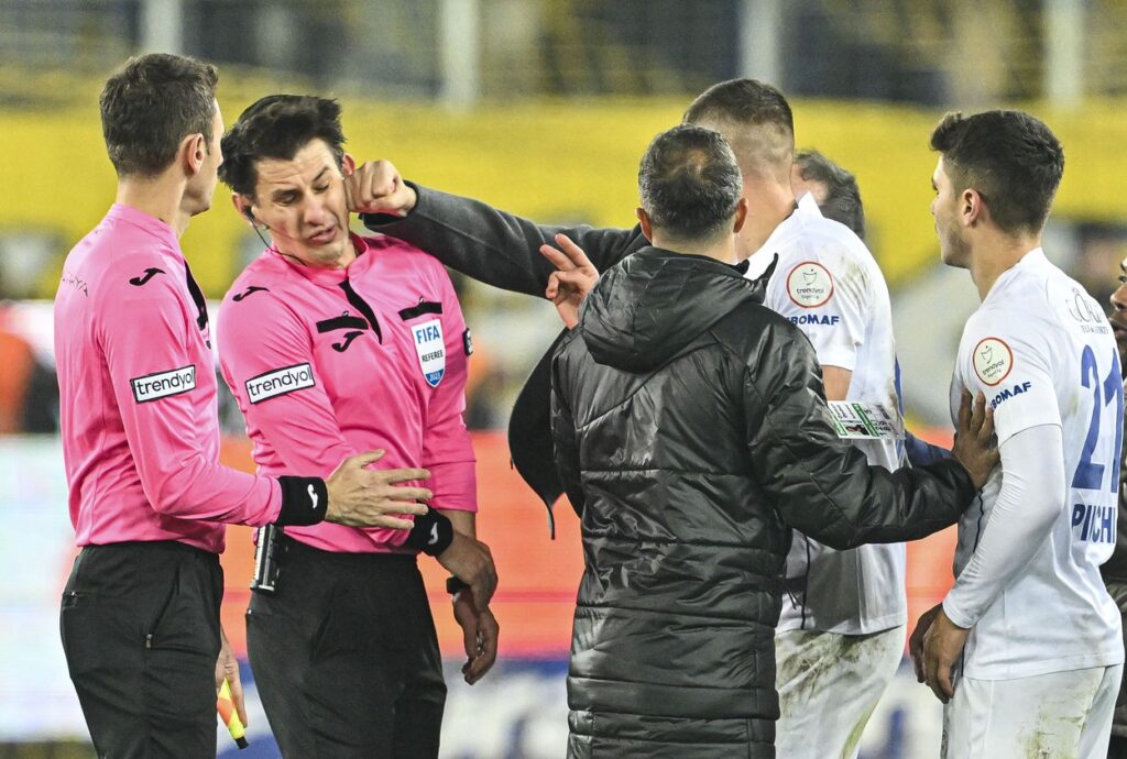 Verdictul medicilor pentru arbitrul lovit cu pumnul şi călcat în picioare pe teren! Decizie radicală luată de Halil Umut Meler