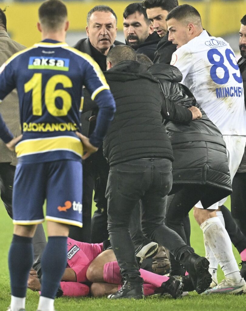 Verdictul medicilor pentru arbitrul lovit cu pumnul şi călcat în picioare pe teren! Decizie radicală luată de Halil Umut Meler